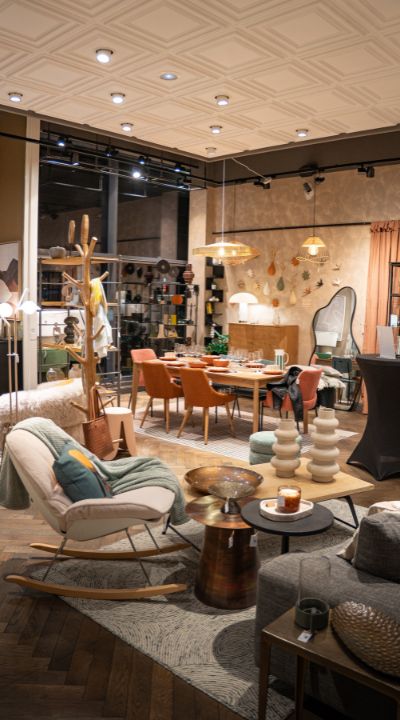 Vue de la boutique Déco Pure à Châteaugiron avec mobilier contemporain, objets déco et ambiance conviviale