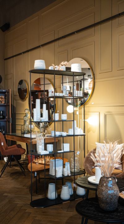 Objets déco blancs sur étagères noires dans un intérieur chic et épuré chez Déco Pure à Châteaugiron