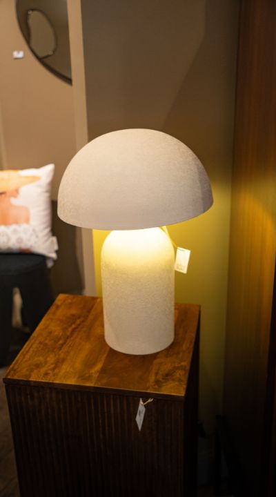 Lampe champignon blanche au design minimaliste en vente chez Déco Pure à Châteaugiron